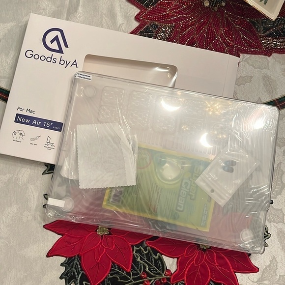 Brand New MacBook Air 15" Clear Hard Case w/ Screen Protector & Webcam Cover - Picture 5 of 16